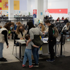07/06/2022. Una familia de refugiados ucranianos con voluntarias traductoras, en el centro de refugiados ucranianos, en la Fira de Barcelona, a 8 de abril de 2022.