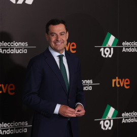El candidato por el PP, Juanma Moreno, en el Photocall previo al debate en RTVE.