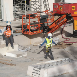 Obreros trabajando en el Hospital Isabel Zendal, en la zona de Valdebebas, Madrid, a 11 de noviembre de 2020.