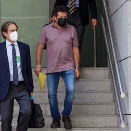El patrón del ‘Villa de Pitanxo', Juan Padín (de morado), a su salida tras declarar en la Audiencia Nacional, a 6 de junio de 2022.
