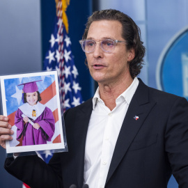 El actor estadounidense Matthew McConaughey sostiene una foto de la víctima del tiroteo de Uvalde, Alithia Ramírez, mientras pide la responsabilidad con las armas en la Sala de Prensa de la Casa Blanca.