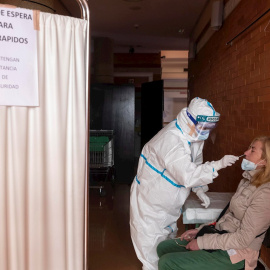 Una enfermera del centro de salud de Santomera (Murcia) realiza una PCR a una a mujer, este martes.