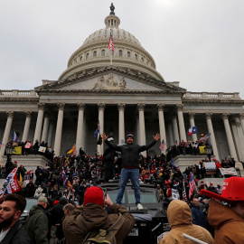 Trumpistas se concentran frente al Capitolio para impedir la ratificación de la victoria electoral de Joe Biden.