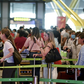 09/06/2022. Decenas de personas hacen cola este miércoles para facturar el equipaje en el Aeropuerto de Barajas de Madrid, a 8 de junio de 2022.