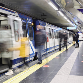 Varias personas entran en los vagones en la estación de Metro de Gran Vía, de Madrid. E.P./Eduardo Parra