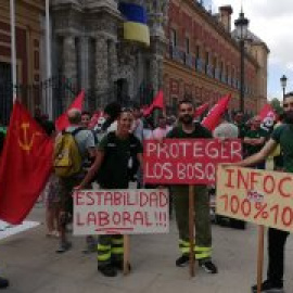 Los bomberos forestales se plantan ante "la precariedad" de la lucha contra los incendios en el balcón de Juanma Moreno