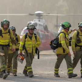 09/06/2022-Bomberos que han estado trabajando toda la noche en el incendio forestal del Pujerra, llegan en helicóptero al puesto de mando a 09 de junio en Pujerra (Málaga, Andalucía)