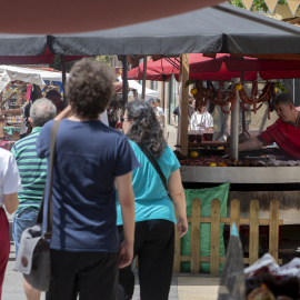 Varias personas pasean por los puestos en el Mercado medieval de Mejorada del Campo, a 21 de mayo de 2022, en Mejorada del Campo, Madrid (España).