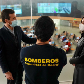 El líder del PP, Pablo Casado, y la presidenta madrileña Isabel Díaz Ayuso junto a un representante de los bomberos madrileños.