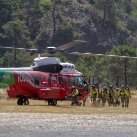 Bomberos que han estado trabajando toda la noche en el incendio forestal del Pujerra, llegan en helicóptero al puesto de mando a 09 de junio del 2022 en Pujerra (Málaga, Andalucía, España)