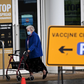 Una mujer sale de un centro de vacunación masiva en Empton, Reino Unido. Siete grandes centros para la vacunación masiva contra la covid-19 abrieron este lunes en Inglaterra, con los que el Gobierno británico espera acelerar el plan de inmunización de