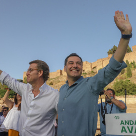 El presidente del PP-A y candidato a la reelección a la Presidencia de la Junta, Juanma Moreno, junto al presidente del PP, Alberto Núñez Feijoó, clausuran un mitin, a 11 de junio del 2022 en Málaga.