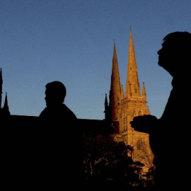 Varias personas marchan en la procesión del Santo Sacramento, cita anual de la iglesia católica, en Sídney (Australia).
