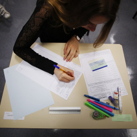 Imagen de archivo de una menor en un instituto.