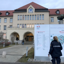 La oficial de policía mira el mapa clínico del Klinikum Schwabing, después de que Alemania declarara su primer caso confirmado del coronavirus mortal que estalló en China, en Munich, Alemania, el 28 de enero de 2020. REUTERS / Ayhan Uyanik