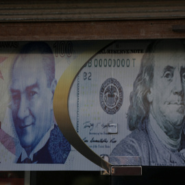 Un cartel de una casa de cambio que muestra liras turcas y dólares. / REUTERS - KHALIL ASHAWI