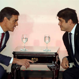 El jefe del Gobierno español, Pedro Sánchez, conversa con el presidente de Costa Rica, Carlos Alvarado, a la derecha. (J.J. GUILLÉN)