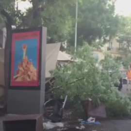 Así quedó la terraza que arrolló el conductor. (ATLAS)