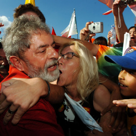Una manifestante abraza y trata de besar a Lula. REUTERS/Diego Vara