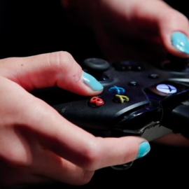 27/06/2022 - Imagen de archivo de una mujer usando un controlador de XBox One durante una feria de videjuegos en Colonia, Alemania, el 23 de agosto de 2017.