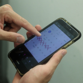 23/06/2022 - Foto de archivo de una persona que marca varios días en el calendario de su teléfono móvil, en Madrid (España), a 3 de noviembre de 2020.