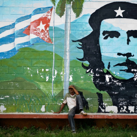 15/06/2022 - Imagen de archivo de un cubano descansando junto a un grafiti del cubano Ernesto "Che" Guevara en la Habana (Cuba), el 31 de marzo de 2017.