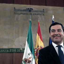 El líder del PP-A, Juanma Moreno, durante su comparecencia  en el Parlamento de Andalucía en Sevilla tras firmar los acuerdos con Cs y Vox para su investidura como próximo presidente de la Junta de Andalucía. EFE/Jose Manuel Vidal.