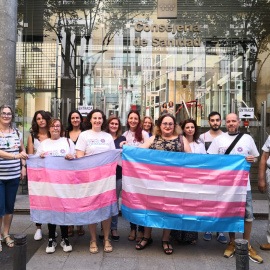 Personas trans y sus familias exigen tarjetas sanitarias con el nombre 'sentido' ante la Consejería de Sanidad de Madrid