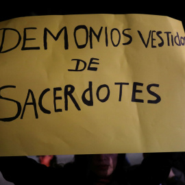 Una mujer alza su pancarta durante una protesta en agosto contra del abuso sexual en Santiago de Chile - Reuters