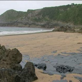 Un vertido de fuel de una central térmica obliga a cerrar playas asturianas