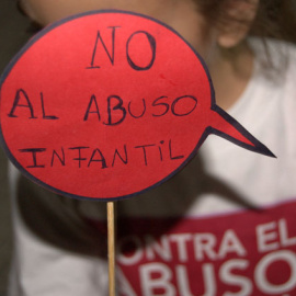 Cartel que denuncia el abuso sexual a menores de edad