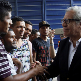 El secretario general de la OEA en una visita a los refugios para migrantes venezolanos en Colombia. REUTERS/Carlos Eduardo Ramírez