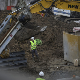 Un trabajador de la construcción protegido con mascarilla, en una obra en Sevilla. E.P./María José López