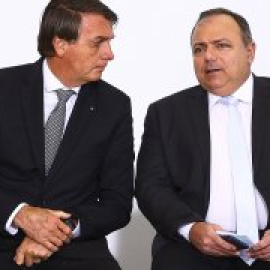 La vacuna que no llega, otro campo de batalla para el capitán Bolsonaro