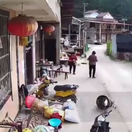 Instante en el que un terremoto sacude un casa en la provincia de Sichuan, suroeste de China, a 1 de junio de 2022.