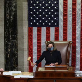 La presidenta de la Cámara de Representantes de Estados Unidos, Nancy Pelosi, preside la votación para iniciar el impeachment contra el presidente Donald Trump.