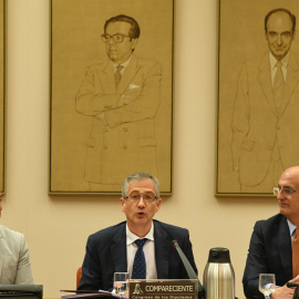 El gobernador del Banco de España, Pablo Hernández de Cos (c) comparece en la Comisión de Asuntos Económicos y Transformación Digital del Congreso para presentar el informe anual de la entidad este miércoles 1 de junio de 2022.