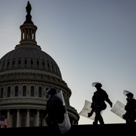 13/01/2021.- Miembros de la Guardia Nacional estadounidense frente al Capitolio.