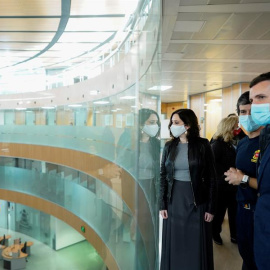 La presidenta de la Comunidad de Madrid, Isabel Díaz Ayuso, junto al presidente del PP, Pablo Casado (d), en su visita este martes al centro de coordinación de emergencias de Madrid 112.