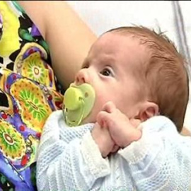 Una mujer tiene un hijo tras sufrir un cáncer de ovario
