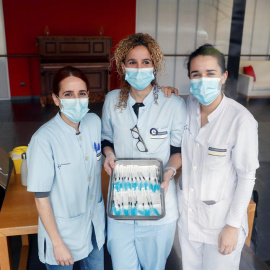 Sanitarias de Osakidetza posan con varias dosis de la vacuna contra la covid-19 de Pzifer-BioNtech.