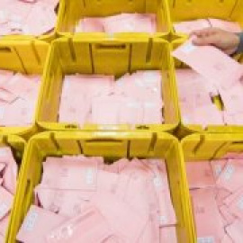 Sense votar o votant per amics i l’avi difunt: el sistema de vot exterior fa aigües entre desinformació oficial