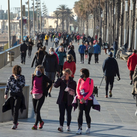 Numerosas personas pasean y practican deporte en la playa de Somorrostro, en Barcelona, este sábado