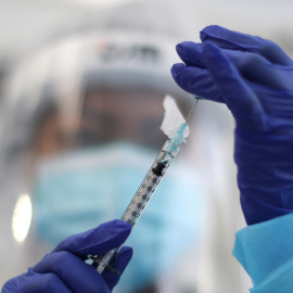 Un sanitario prepara una dosis de la vacuna de Pfizer