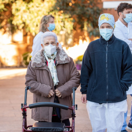 Araceli y Mónica, la residente más longeva de la Residencia de mayores Los Olmos y la sanitaria más joven, tras recibir la segunda dosis de la vacuna Pfizer-BioNTech, en Guadalajara, Castilla-La Mancha (España)