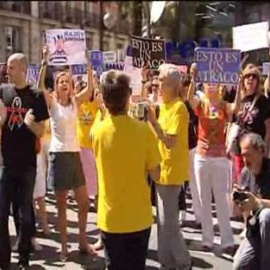 Unos 200 funcionarios de justicia protestan a la sede del PP