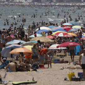 Cientos de personas han acudido este domingo a la playa de Malvarrosa, en Valencia, para disfrutar del sol y las altas temperaturas