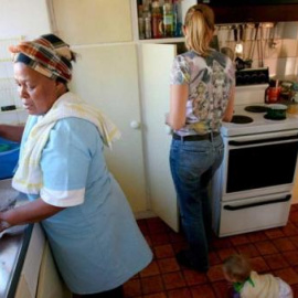 Una empleada doméstica trabajando una imagen de archivo. EFE