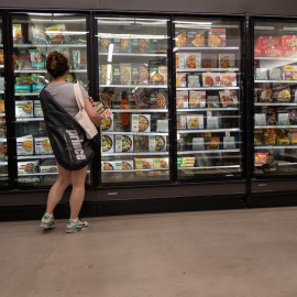 Varios clientes compran en una tienda de comestibles el 10 de junio de 2022 en la ciudad de Nueva York.