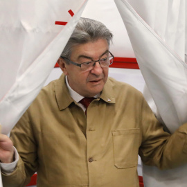 Jean-Luc Melenchon, líder de la 'NUPES', coalición de partidos de izquierda y ecologista, se prepara para emitir su voto en un colegio electoral en Marsella, el 12 de junio de 2022.